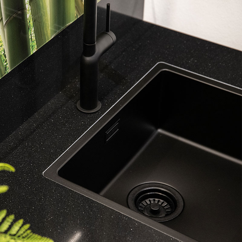 Keukenkraan en spoelbak uitgevoerd in mat zwart