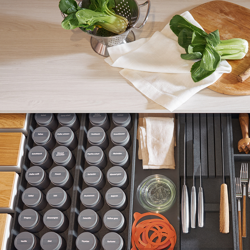 Keukenlade met specerijhouders.