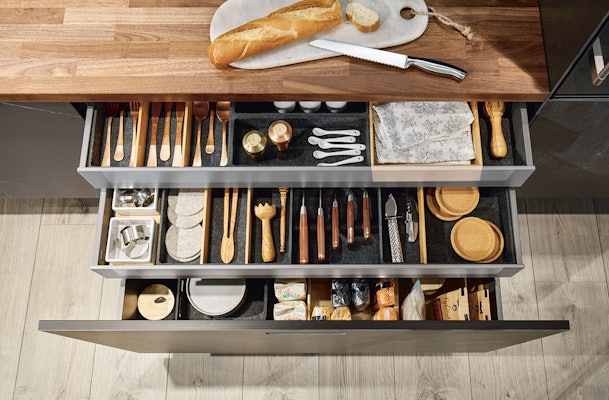 Keukenladen met Flex boxen van gevormd vlies in combinatie met echt hout.