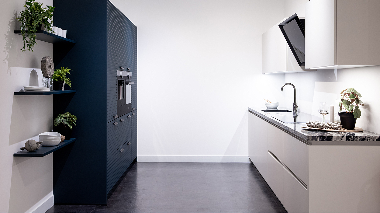 Parallelle keukenopstelling met moderne materalen