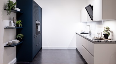 Parallelle keukenopstelling met moderne materalen