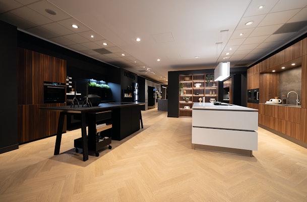 Inductiekookplaten met afzuiging in onze keuken showroom.