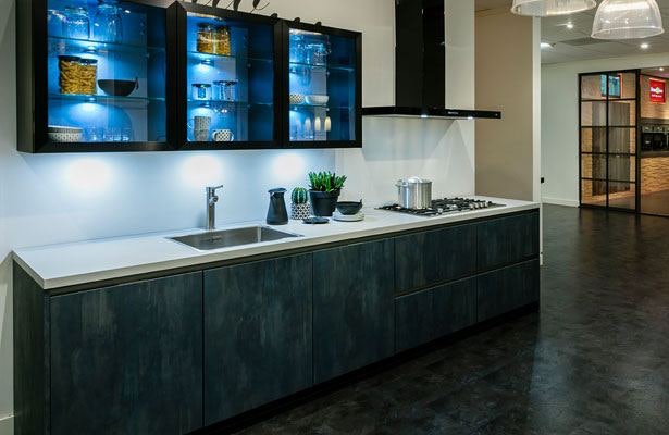 Keukentrend met blauwe verlichting en betonlook fronten