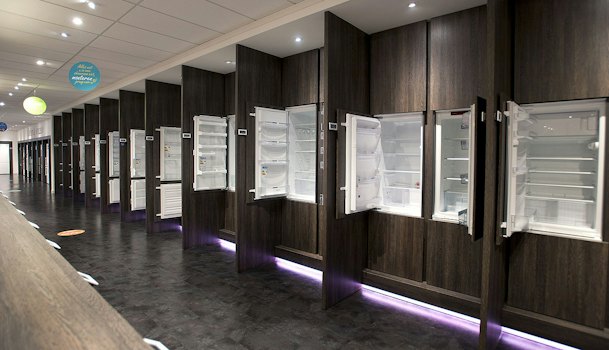 Inbouwkoelkasten en keukenapparatuur in de winkel van Bemmel & Kroon Zoeterwoude