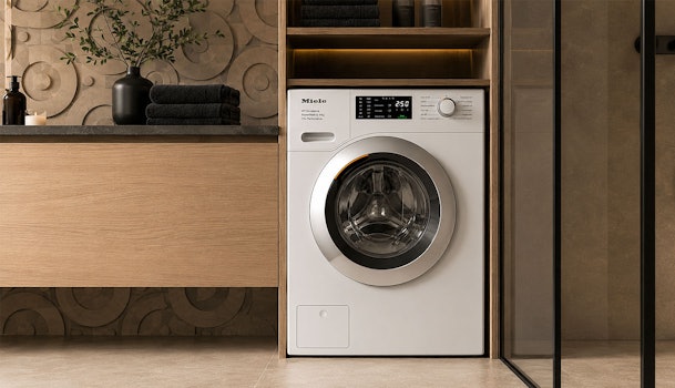 Miele WEK 375 WPS 10 kg wasmachine met PowerWash en SoftCare-trommel in een badkamer