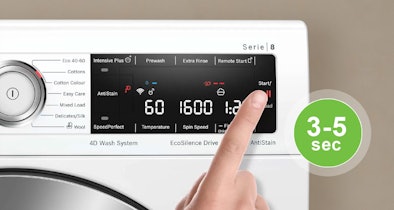 Vinger drukt op Start/Pauze-knop van Bosch Serie 8 wasmachine om kinderslot uit te schakelen