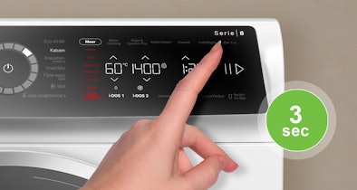 Vinger tikt op touchscreen van Bosch Serie 8 wasmachine om kinderslot uit te schakelen