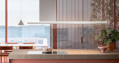 Eilandafzuigkap boven kookeiland in moderne open keuken