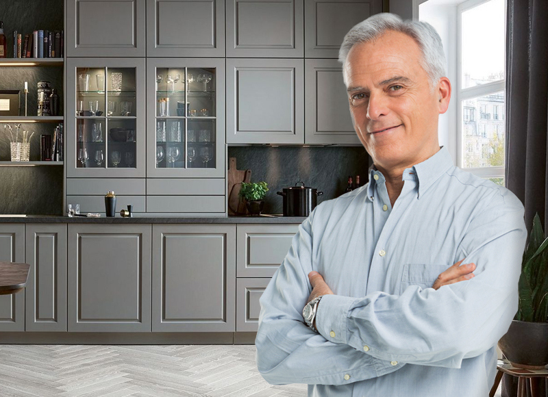 Klassieke keuken van Bemmel & Kroon in donkergrijs met glasdeuren en visgraat vloer