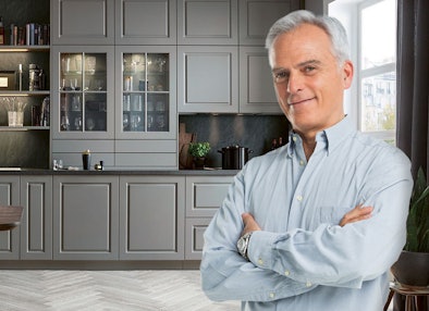 Klassieke keuken van Bemmel & Kroon in donkergrijs met glasdeuren en visgraat vloer