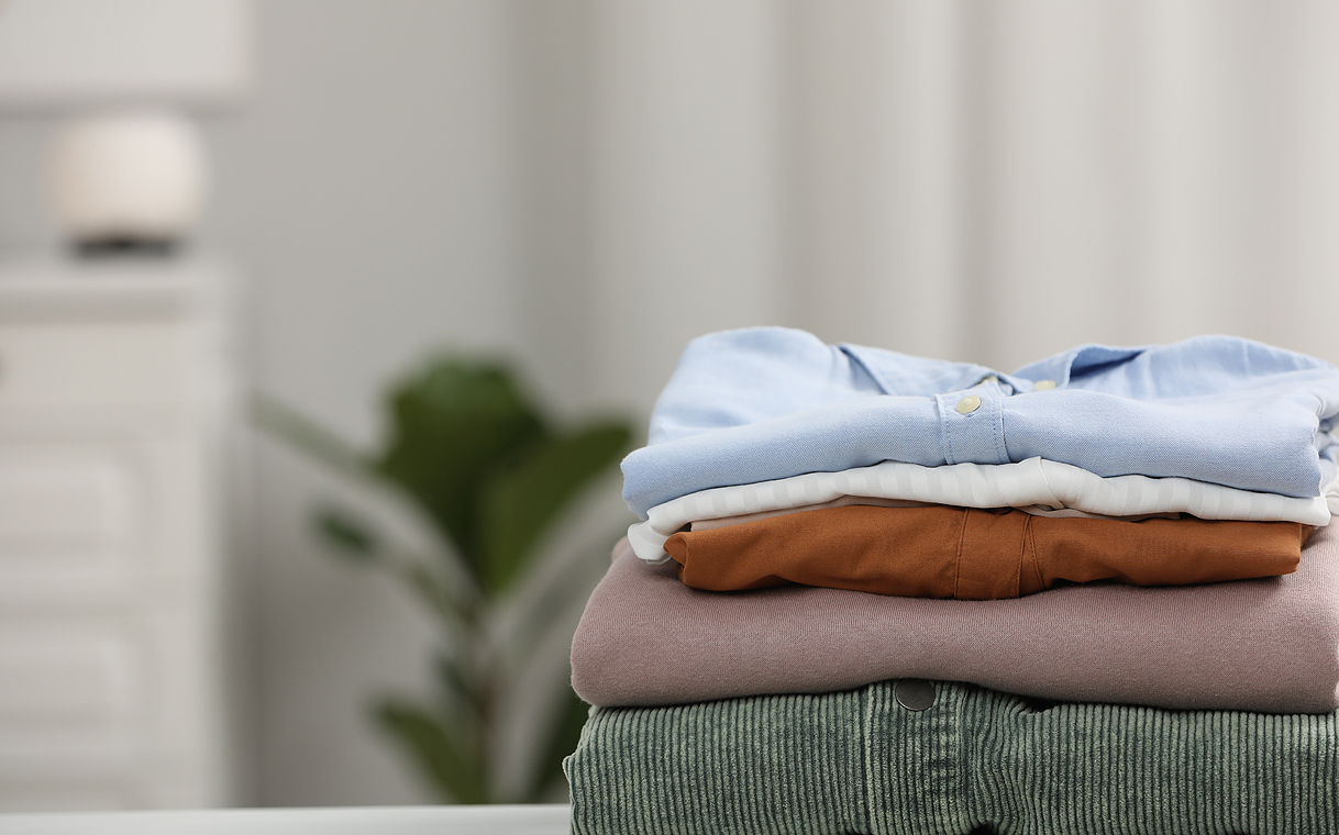 Opgevouwen kleding klaar om gewassen te worden