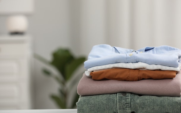 Opgevouwen kleding klaar om gewassen te worden