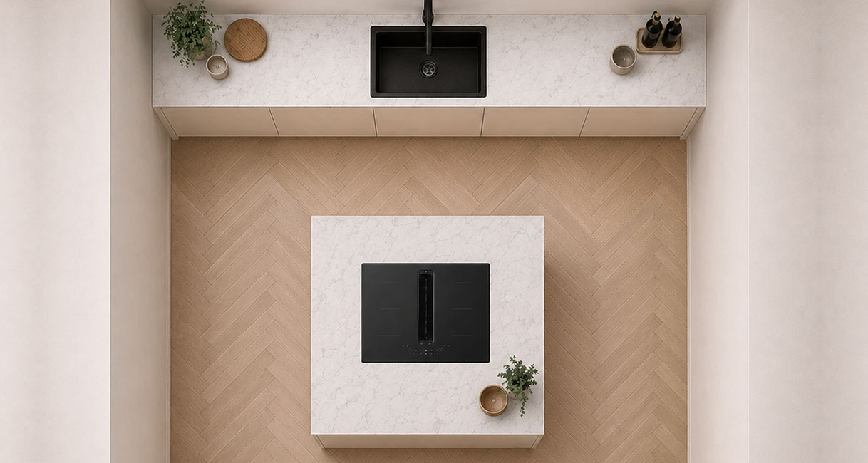 Klein vierkant kookeiland van 120x120 cm in compacte keuken met spoeldeel tegen drie wanden en visgraat houten vloer