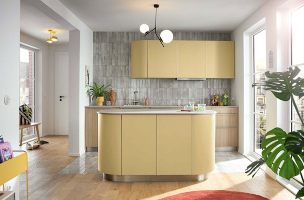 Een kleine keuken met kookeiland.