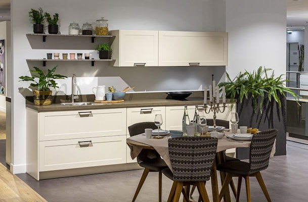 Kleine open keuken in woonkamer