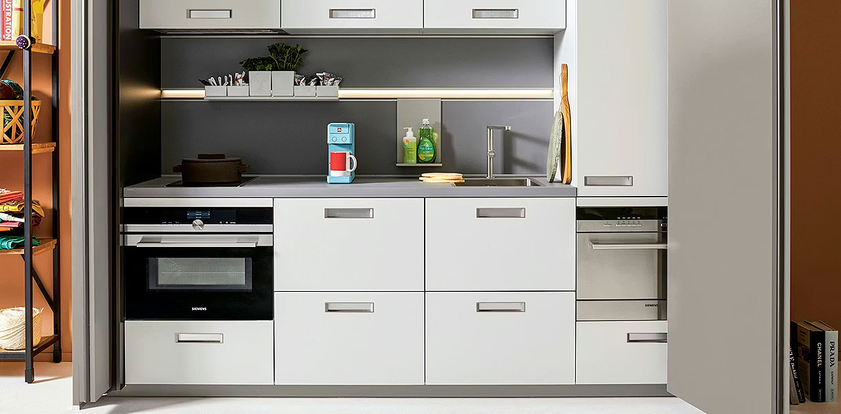 Kleine rechte keuken met onderbouwkoelkast en compacte inbouwapparatuur