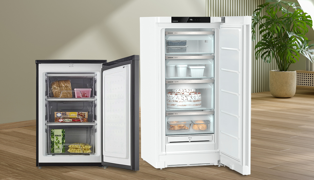 Twee kleine staande vriezers met meerdere transparante lades en compacte indeling