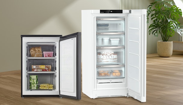 Twee kleine staande vriezers met meerdere transparante lades en compacte indeling