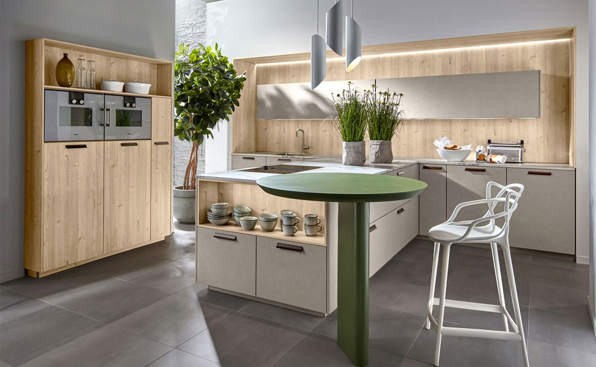 Lichte Scandinavische keuken met houten kasten, stucwerk achterwand en groen kookeiland
