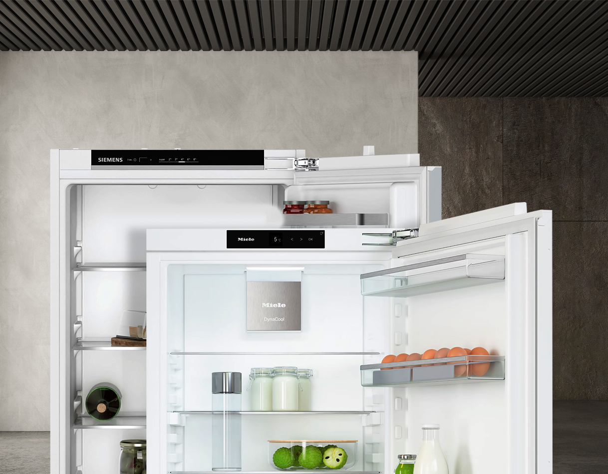 Twee open inbouwkoelkasten van verschillende merken naast elkaar, met zichtbaar deur-op-deur scharniermechanisme en variërende indelingen.