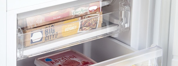 Koel-vriescombinatie met gedeelde luchtcirculatie en producten in het vriesvak.