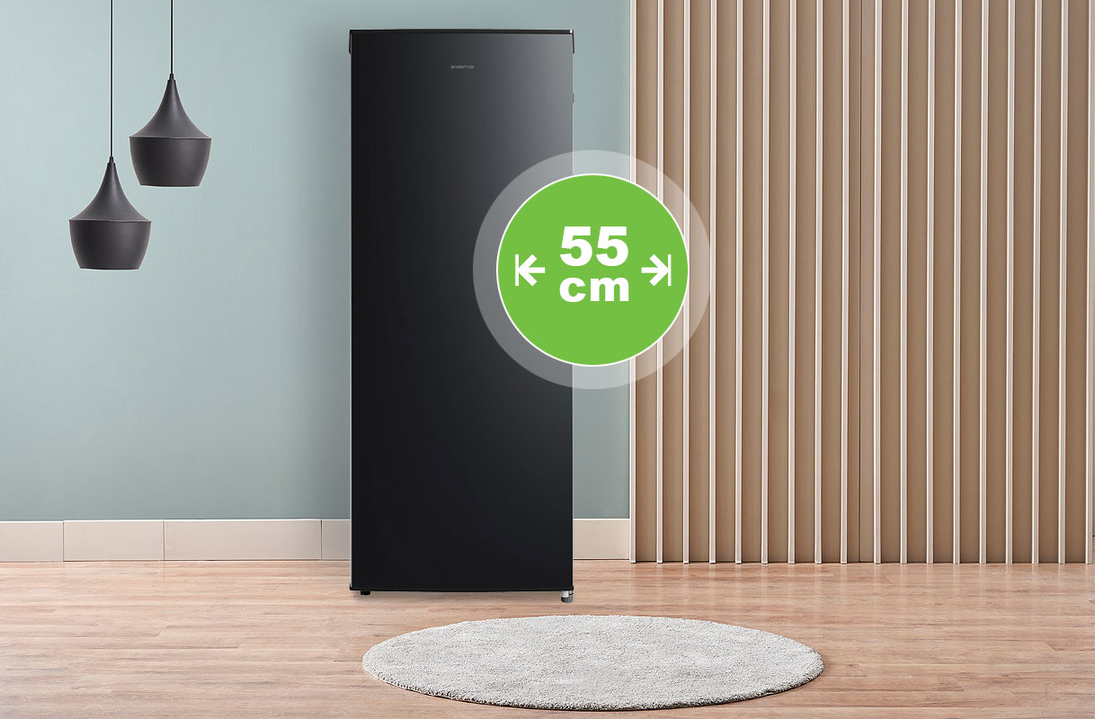 Vrijstaande zwarte koelkast 55 cm breed in moderne keuken