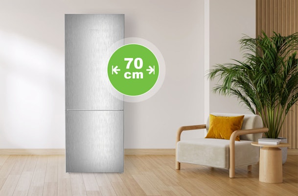 Rvs koelkast 70 cm breed in moderne woonkamer met planten en fauteuil