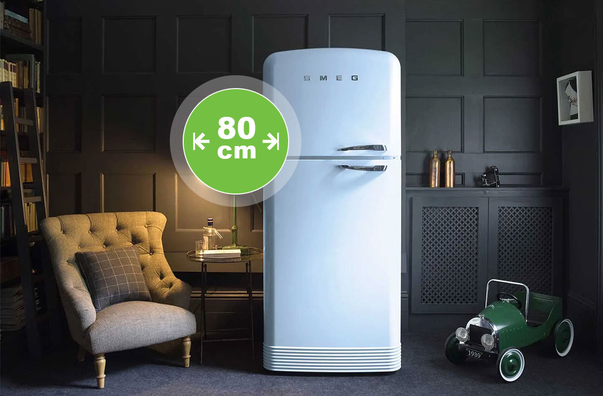 Retro koelkast 80 cm breed in stijlvolle woonkamer met donkere wand en fauteuil
