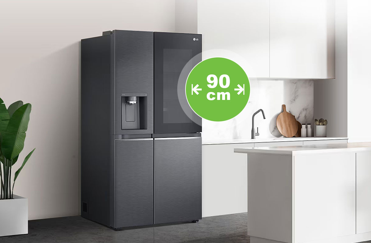 Moderne koelkast van 90 cm breed met dubbele deuren in een strakke witte keuken