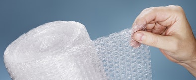 Bescherm de koelkast om beschadiging tijdens het vervoer te voorkomen.