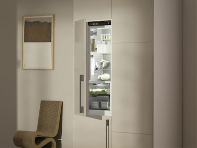 V-ZUG inbouwkoelkast met ClimateControl en flexibele indeling via InfinityShelf voor compacte en luxe keukenconfiguraties.