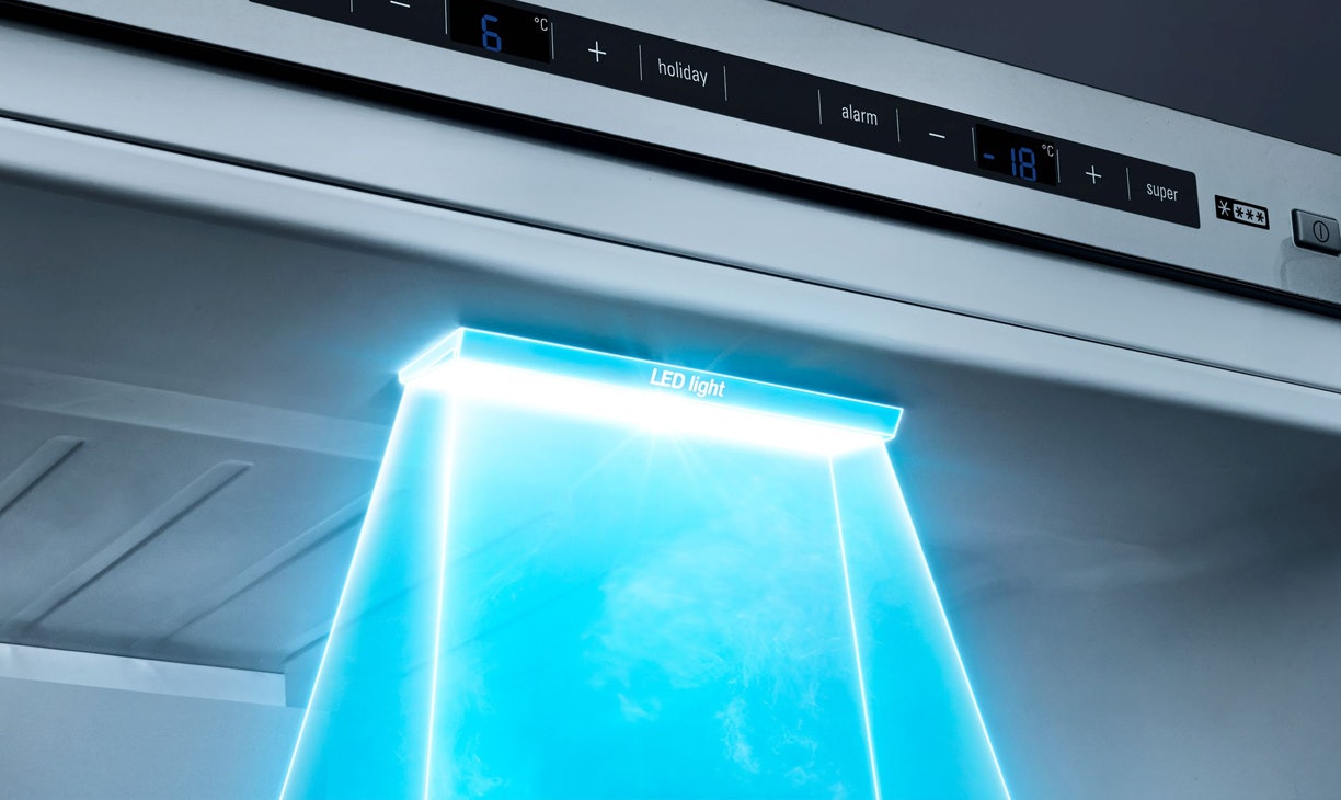 De ledverlichting verlicht het interieur van de koelkast helder en gelijkmatig.