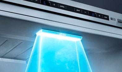 De ledverlichting verlicht het interieur van de koelkast helder en gelijkmatig.