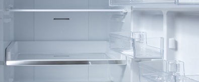 Haal al het eten en drinken uit de koel- en vriesruimte.