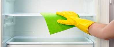 Maak de koelkast schoon.