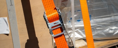 Zet de koelkast tijdens het vervoer goed vast. Bijvoorbeeld met spanbanden.