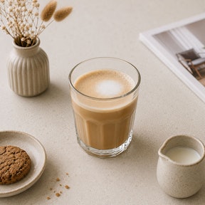 Koffie verkeerd met gelijke delen koffie en warme melk