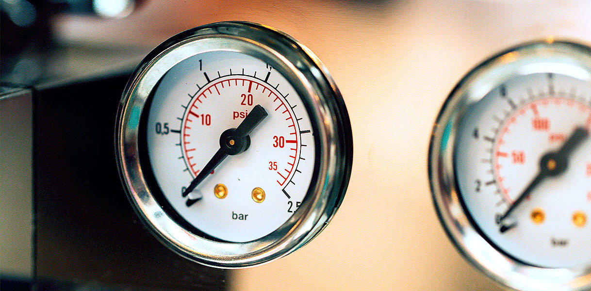Drukmeter met bar en psi schaal voor de pompdruk van een koffiemachine