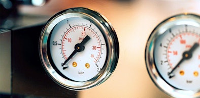Drukmeter met bar en psi schaal voor de pompdruk van een koffiemachine
