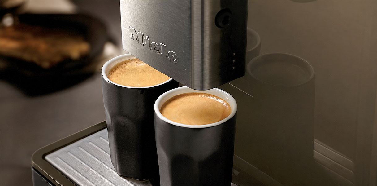 Miele koffiemachine met bonen die twee kopjes koffie tegelijk zet