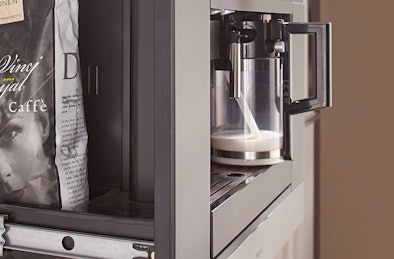 Koffiemachine bijvullen en koffie opbergen.