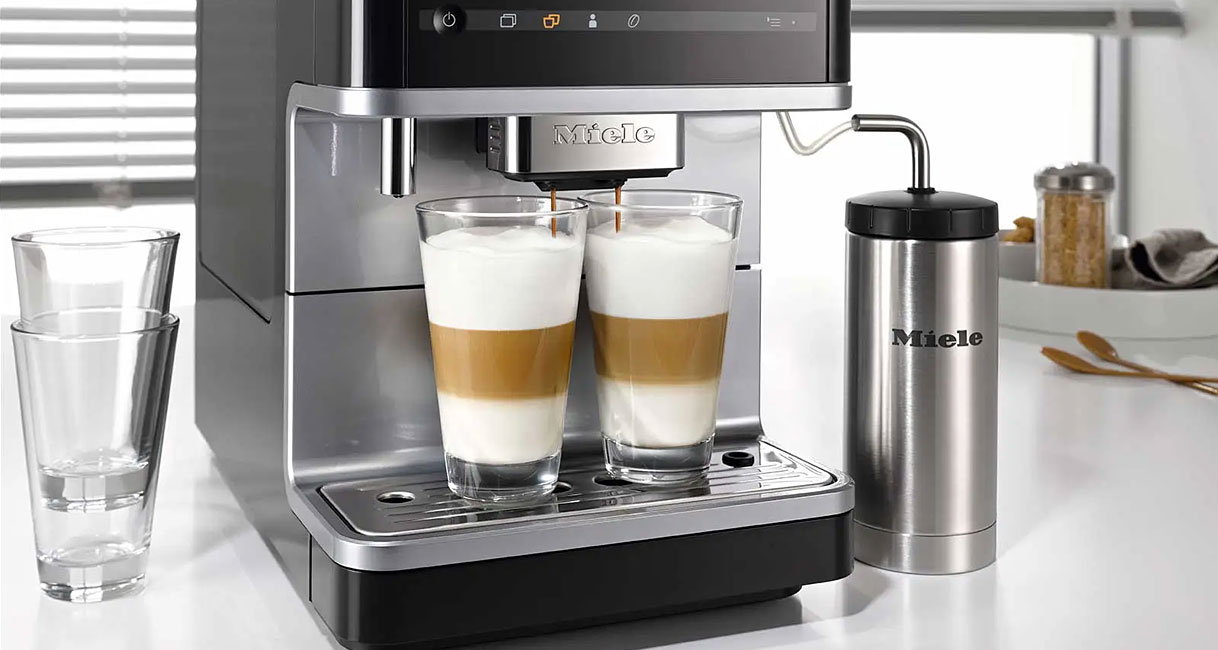 Miele volautomaat zet twee latte macchiato's met een aangesloten rvs melkkan die de melk automatisch opschuimt