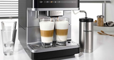 Miele volautomaat zet twee latte macchiato's met een aangesloten rvs melkkan die de melk automatisch opschuimt