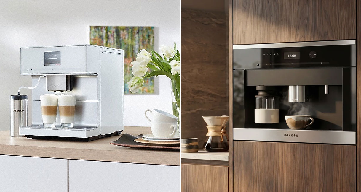 Links een vrijstaande Miele koffiemachine op het aanrecht, rechts een Miele inbouwkoffiemachine weggewerkt in de kastenwand