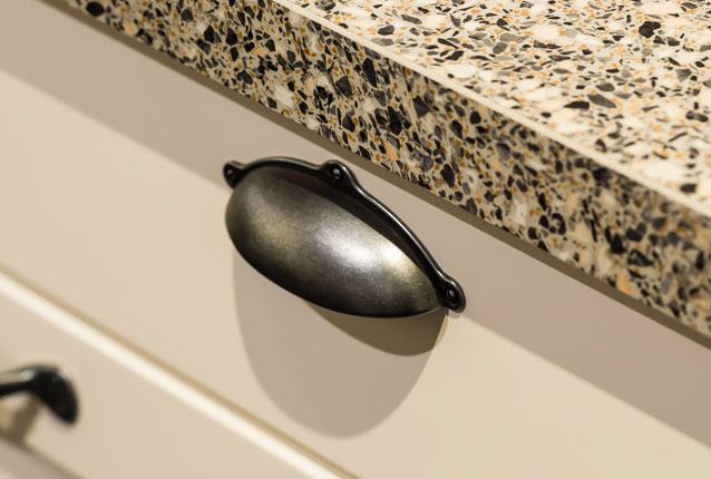 Komgreep op keukenkast