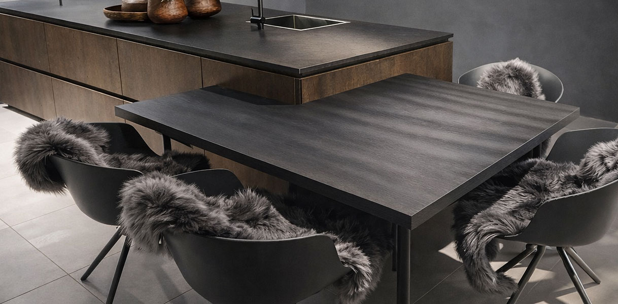 Kookeiland met geïntegreerde eettafel en stoelen als ruimtebesparende combinatie van koken en eten in één geheel