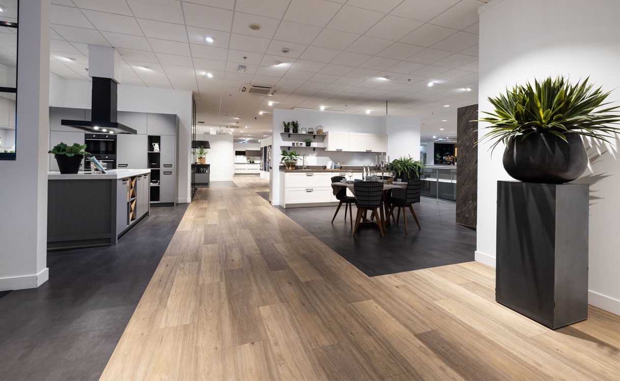 Keukenshowroom met verschillende kookeilanden en opstellingen bij Bemmel en Kroon