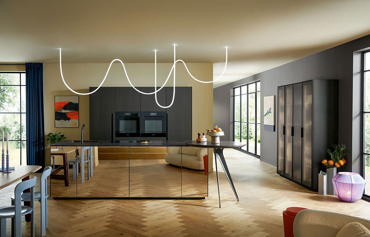 Kookeiland en hoge kastenwand in een woonruimte