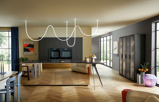 Kookeiland en hoge kastenwand in een woonruimte