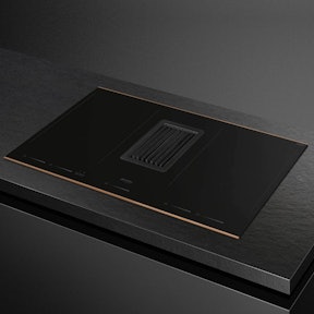 Kookplaat met geïntegreerde afzuiging en een koperen afwerking